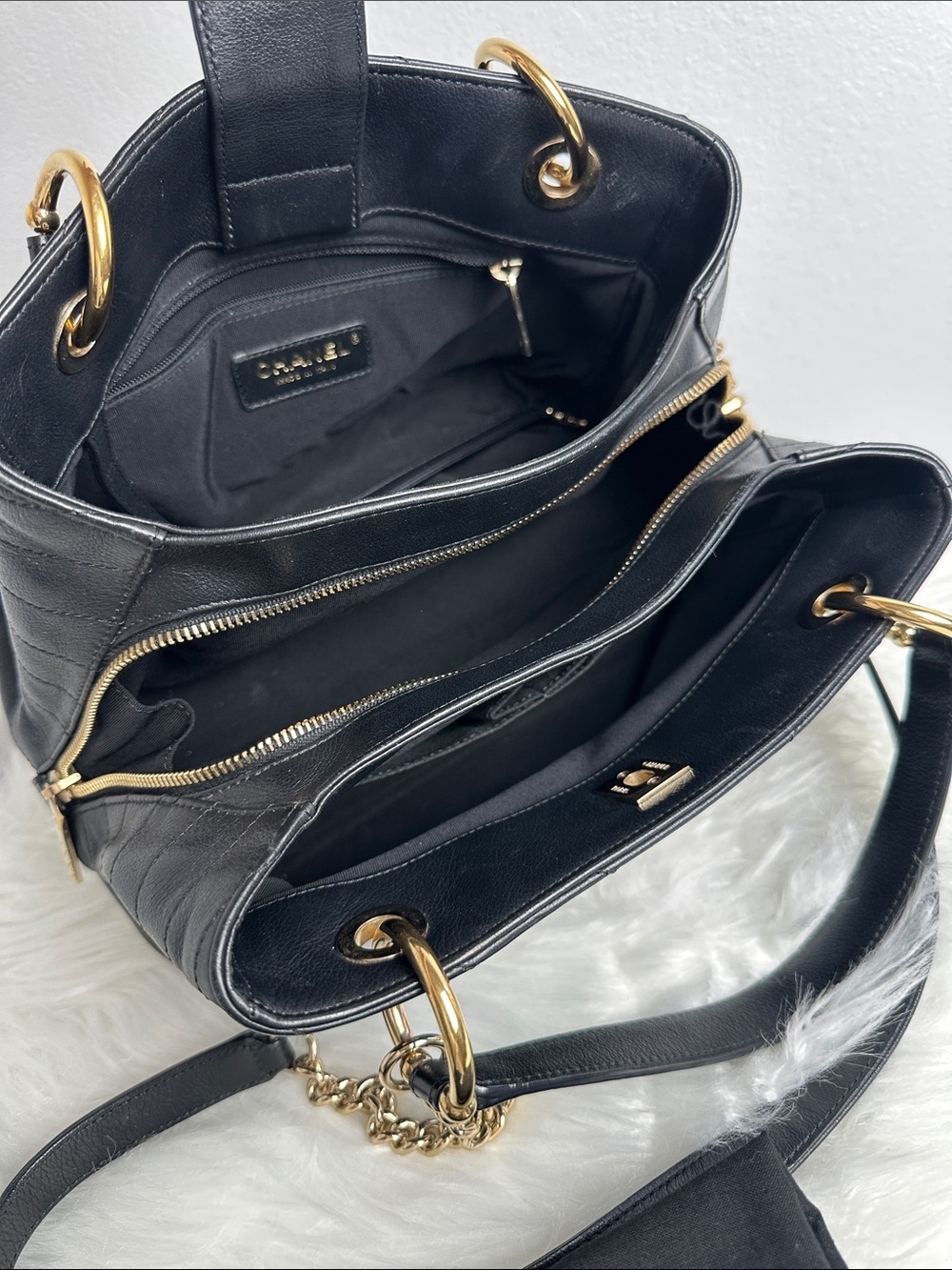 💯Authentic Chanel Chevron Quilted Shoulder Bag – Black Leather & Gold Hardware🍀 - Picture 12 of 16
